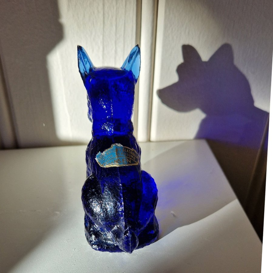 Blå glasfigur hund av Ture Berglund, Stockholms glasbruk Skansen