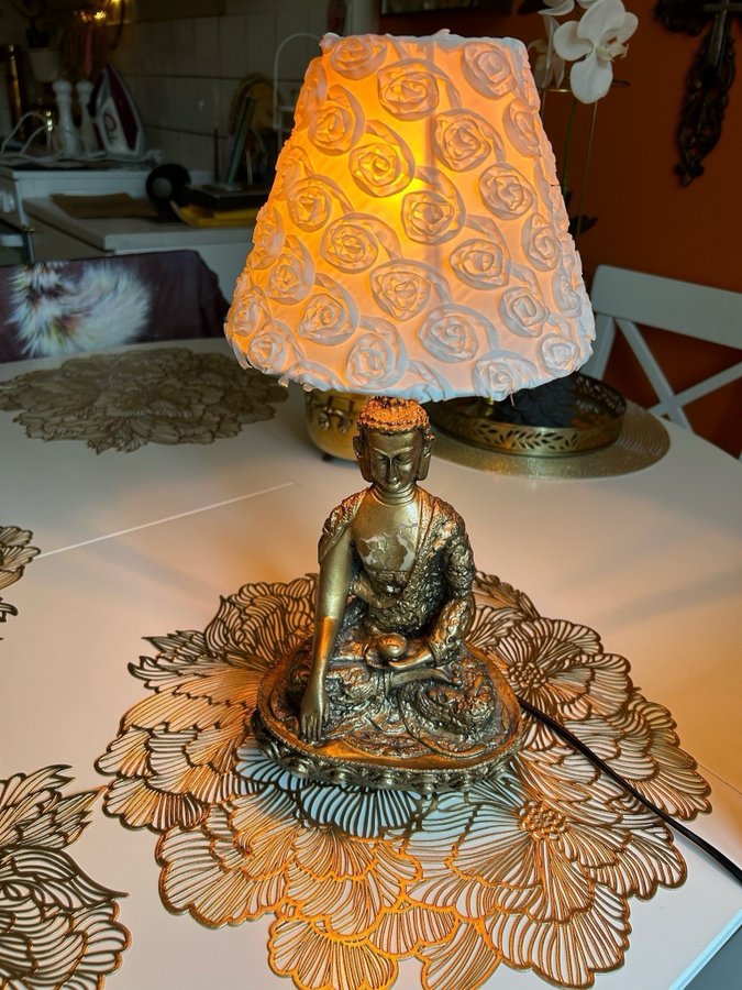 Buddha lampa med vit ros-skärm !