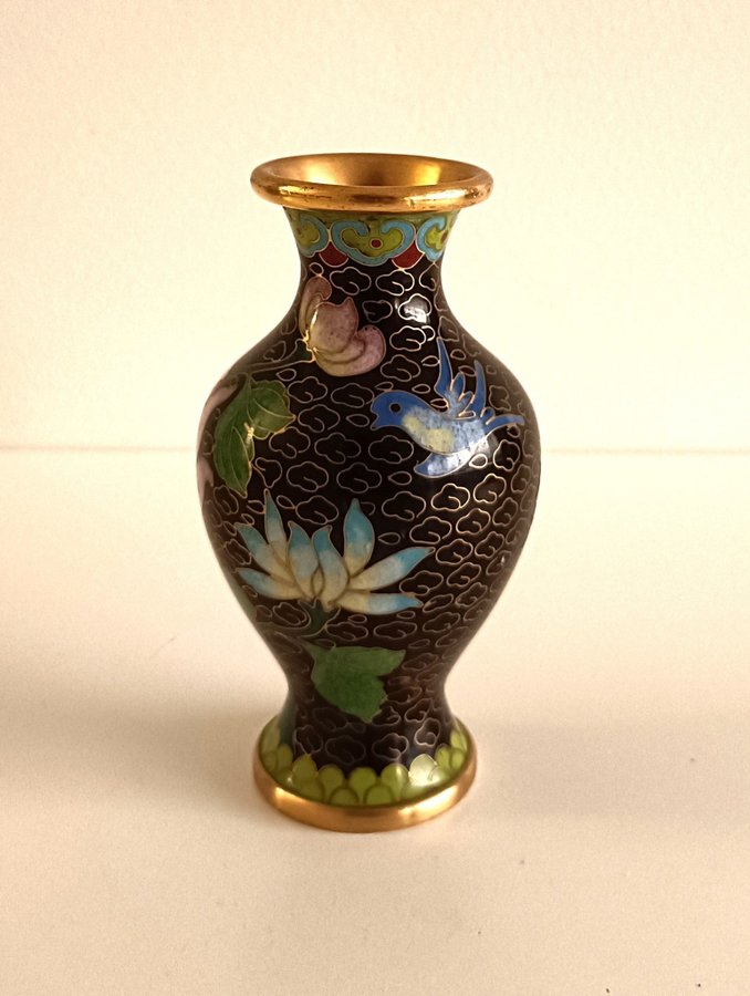 Vintage Cloisonne vas kinesisk mässing och emaljdesign