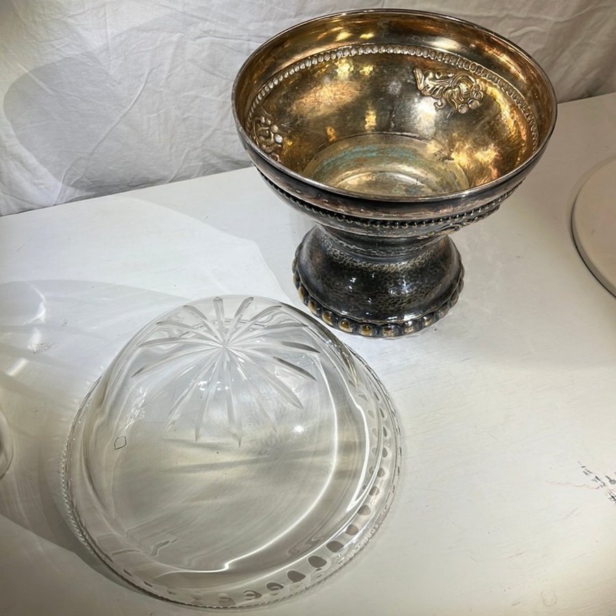 Gammal skål på fot Nysilver och glas