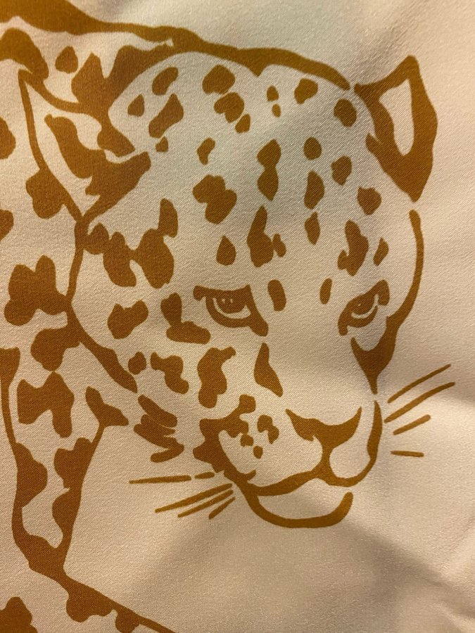 Yves Saint Laurent vit sidenscarf med leopard. Retro