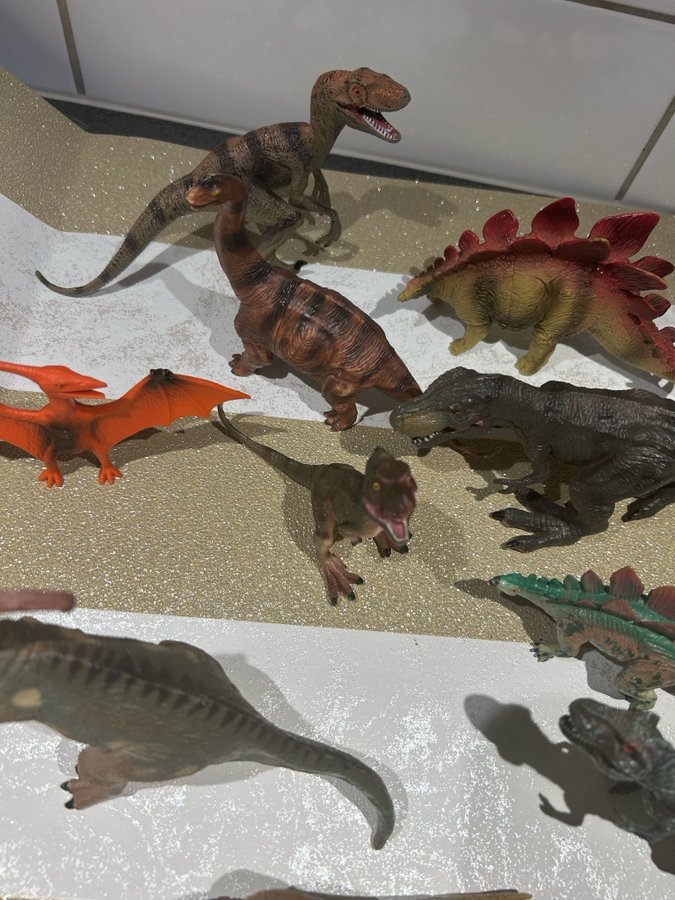 12 stycken dinosauriefigurer