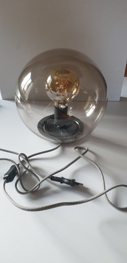 Ny bordslampa i glas FADO IKEA rökgrå höjd 25 bredd 25