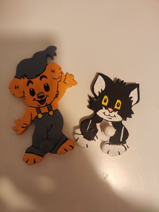 2 stycken hängare av motivet Bamse och katten jansson