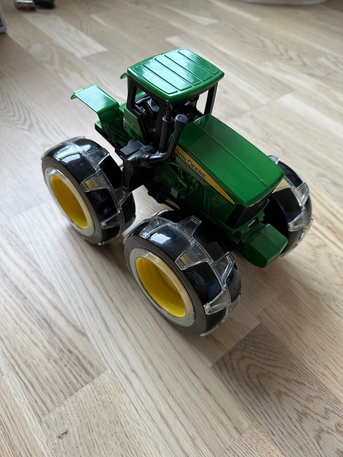 John Deere - Tomy - Traktor med monstertruckhjul med belysning