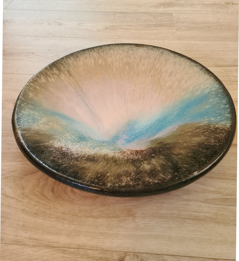 Nittsjö keramik, Thomas Hellström, Vägghängd tallrik 44 cm i diameter