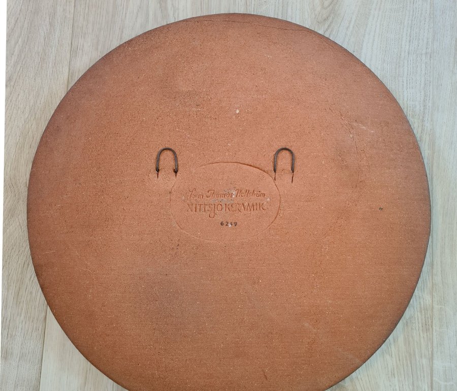 Nittsjö keramik, Thomas Hellström, Vägghängd tallrik 44 cm i diameter