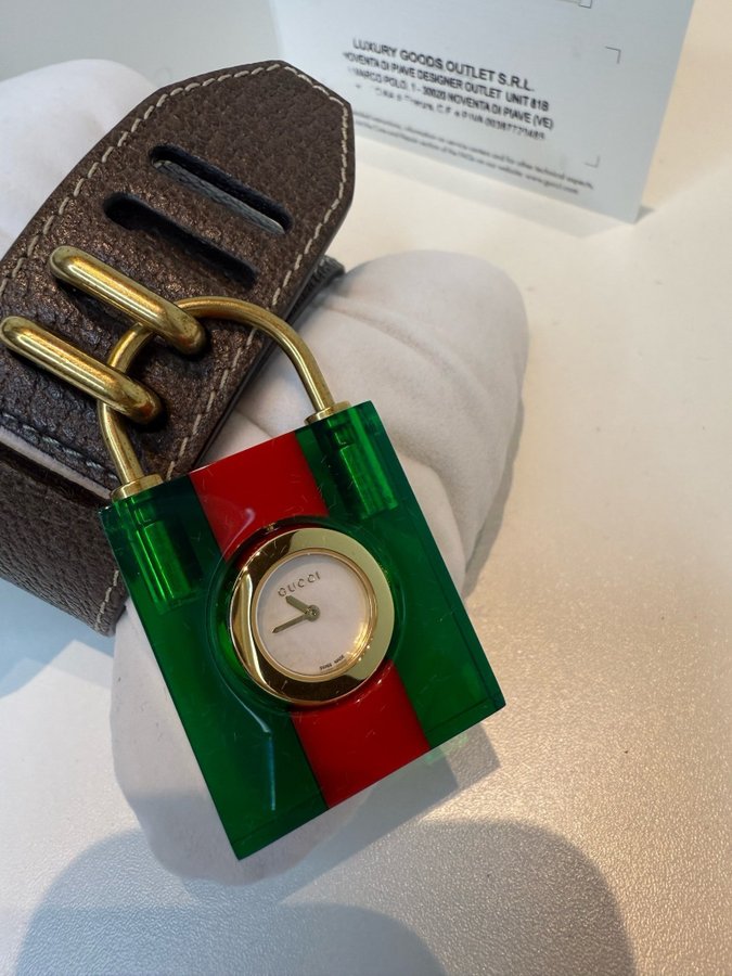 Gucci Kvarts Damklocka med Låsdesign