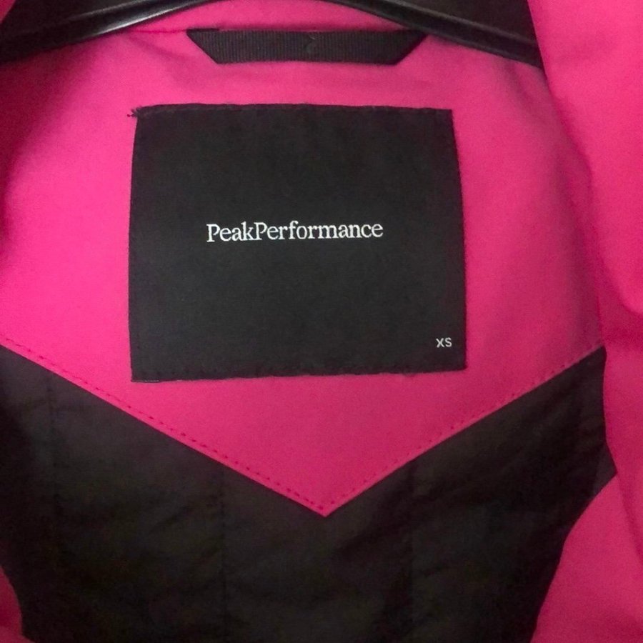 Peak Performance rosa jacka storlek XS