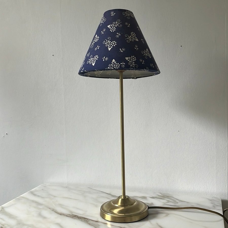 Smalandsdesign bordslampa med blå skärm