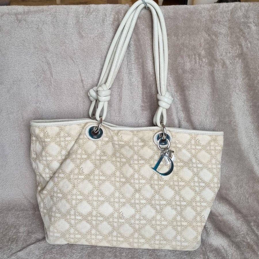 Dior Panarea Tote – beige Cannage-mönstrad canvas med läderdetaljer. Julklapp?