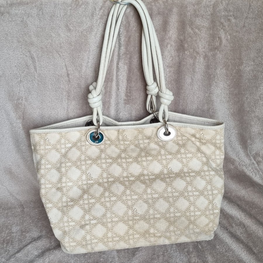 Dior Panarea Tote – beige Cannage-mönstrad canvas med läderdetaljer. Julklapp?