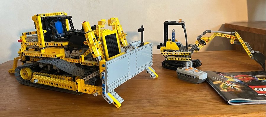 Lego Technic - Bulldozer 42028 och Excavator 8047