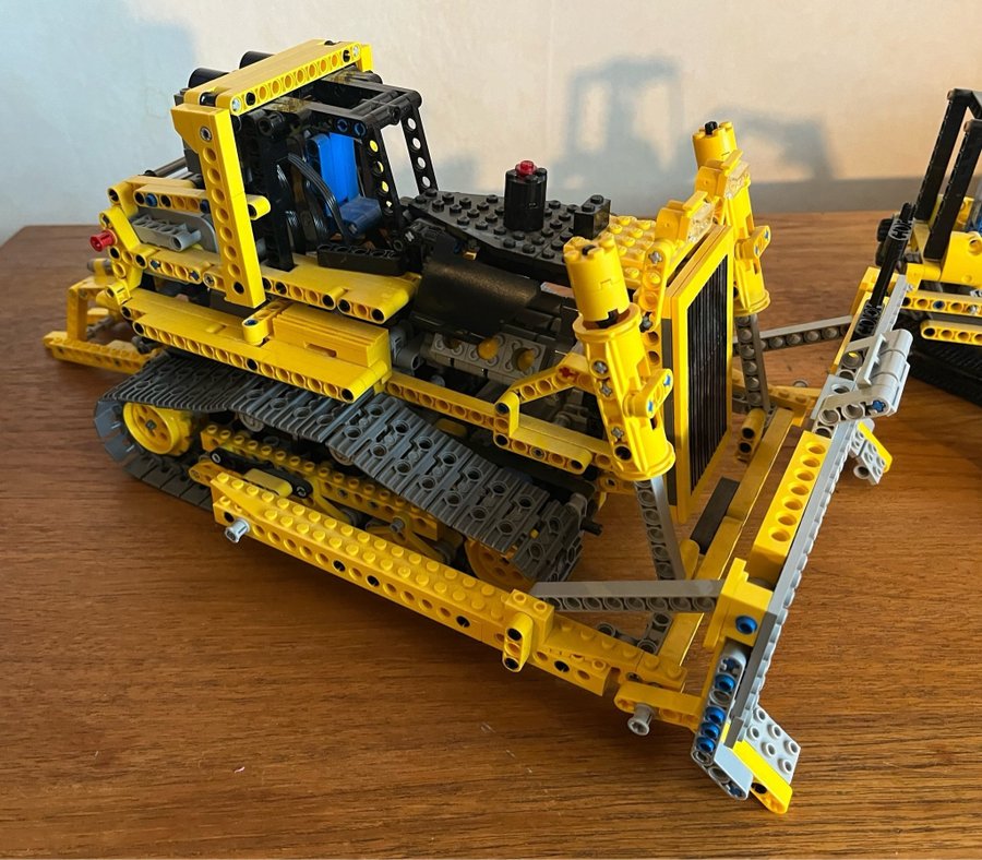 Lego Technic - Bulldozer 42028 och Excavator 8047