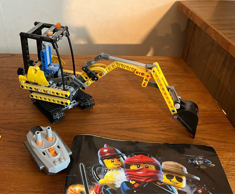 Lego Technic - Bulldozer 42028 och Excavator 8047