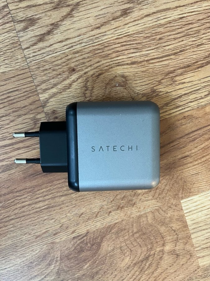 SATECHI dual-port strömadapter 30W