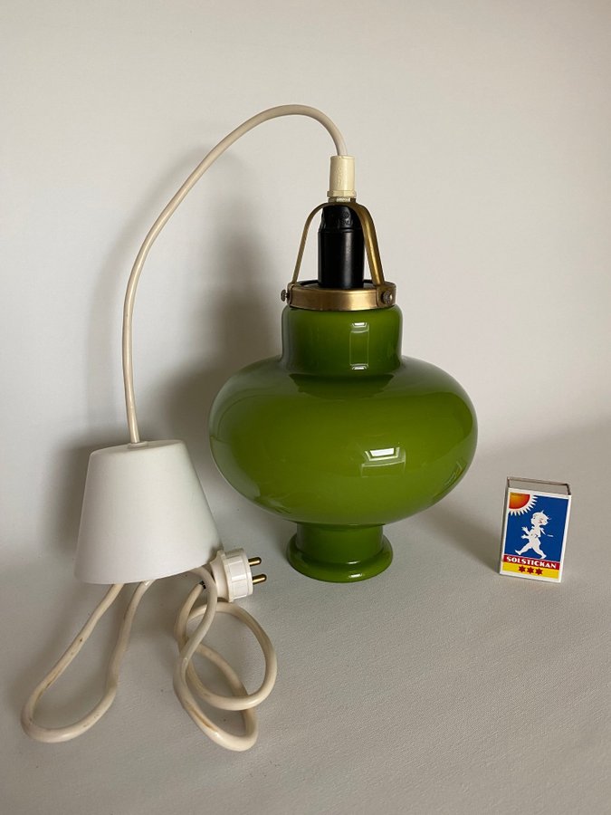 Retro taklampa med grön glaskupa från 50/60-talet