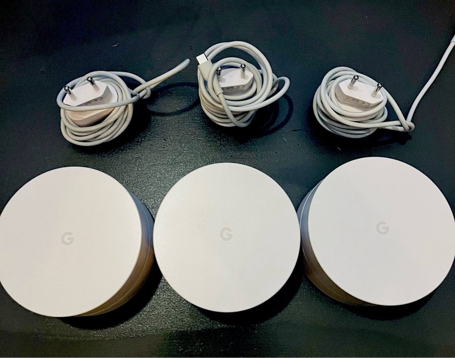 Google Mesh Wifi 3-pack med två vägghållare