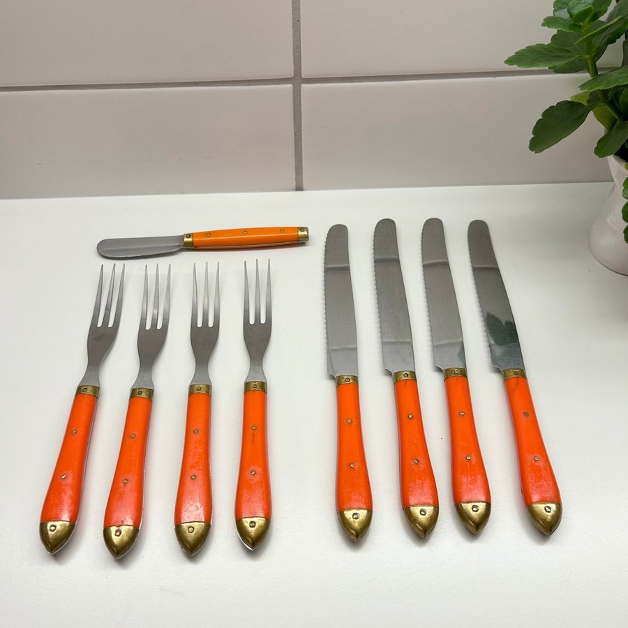 Retro Bestick Knivar Gafflar Smörkniv Bistro Melron France Mässing Orange