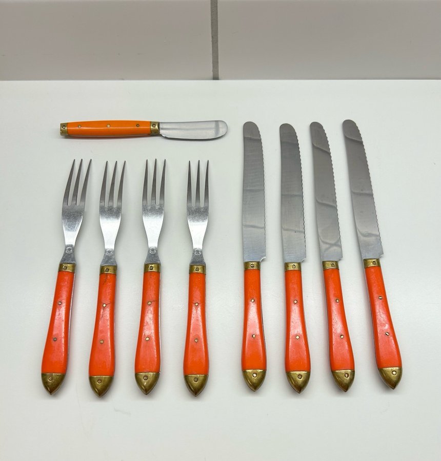 Retro Bestick Knivar Gafflar Smörkniv Bistro Melron France Mässing Orange