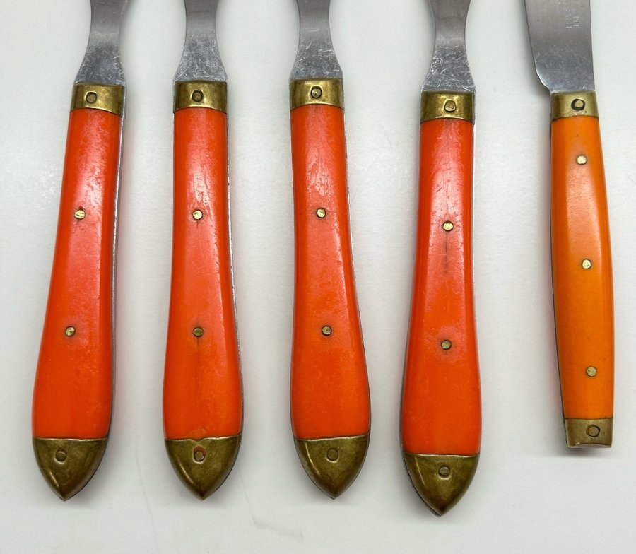 Retro Bestick Knivar Gafflar Smörkniv Bistro Melron France Mässing Orange