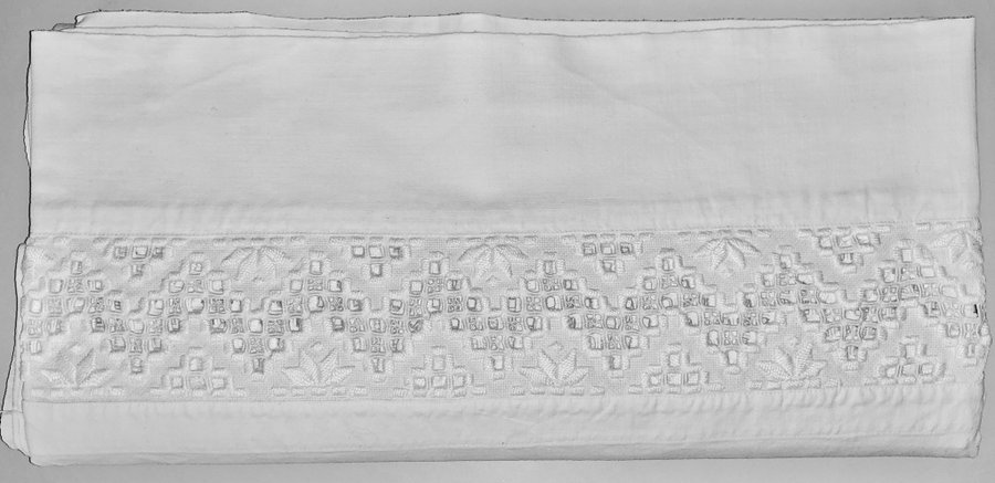 Lakan med handbroderad hardanger broderi