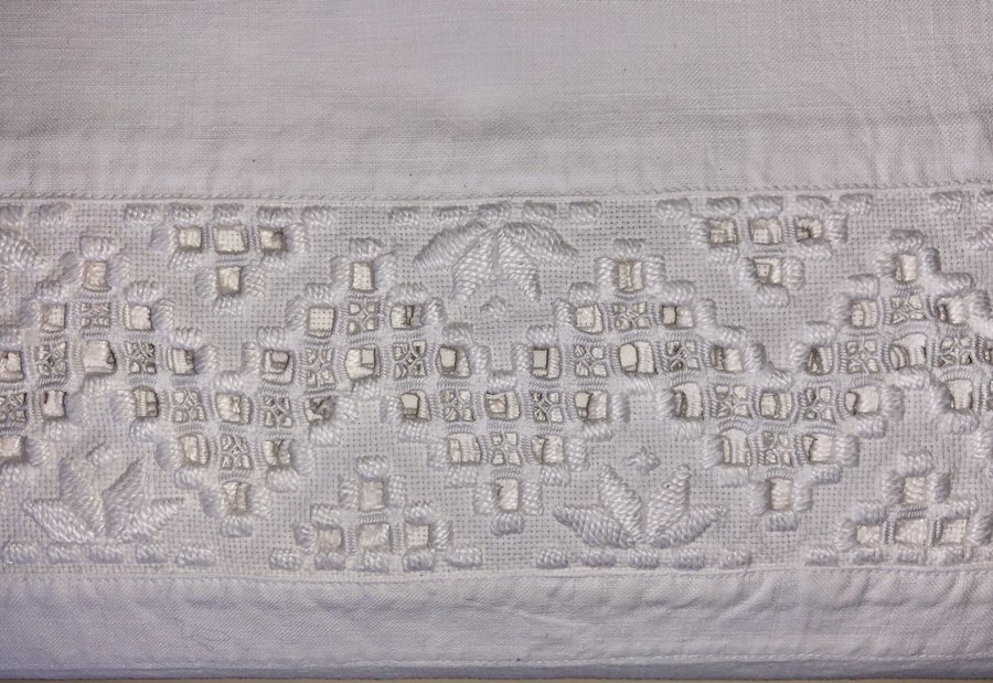 Lakan med handbroderad hardanger broderi