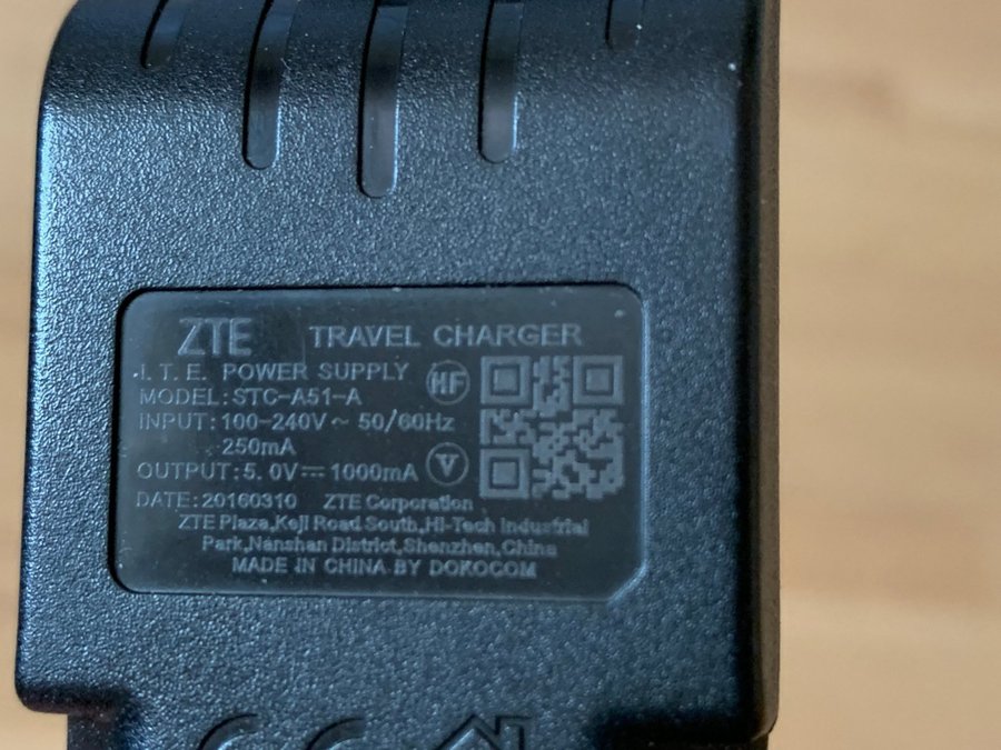 ZTE Travel Charger, 5V 1Ah, USB med kort anslutningskabel mini-USB och micro-USB