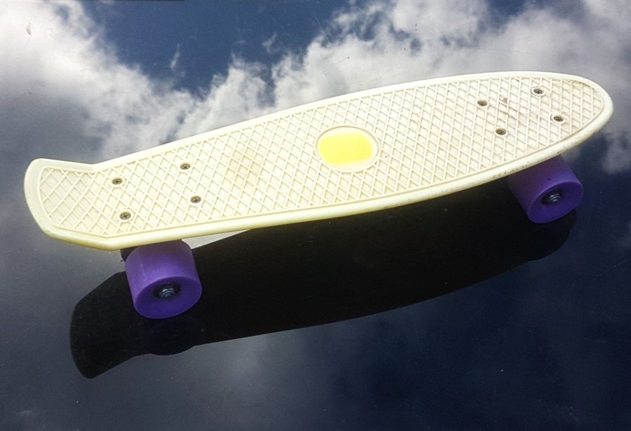 Gul Skateboard med Lila Hjul retrodesign, av plast