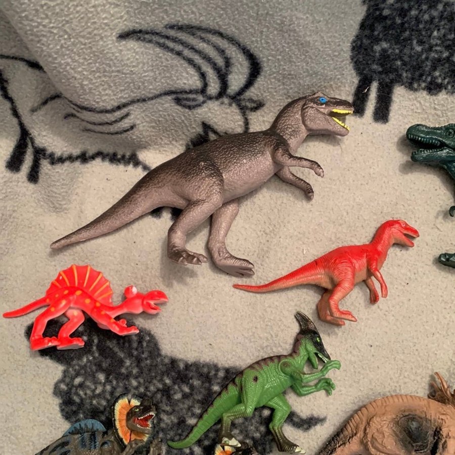 Stor samling dinosauriefigurer