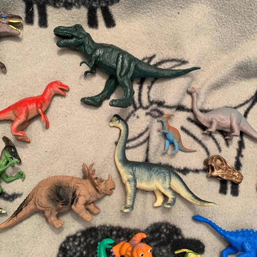 Stor samling dinosauriefigurer