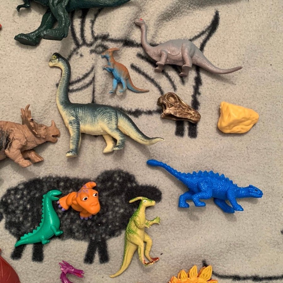 Stor samling dinosauriefigurer