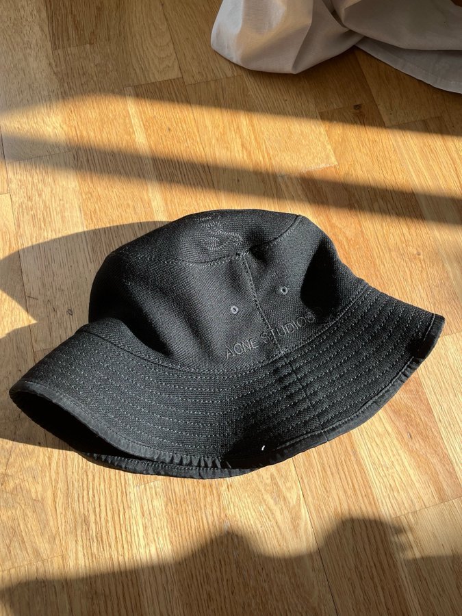 Acne Studios svart bucket hat-sample