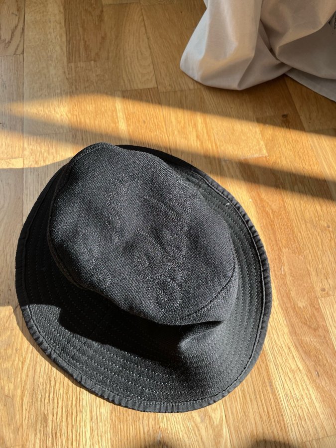 Acne Studios svart bucket hat-sample