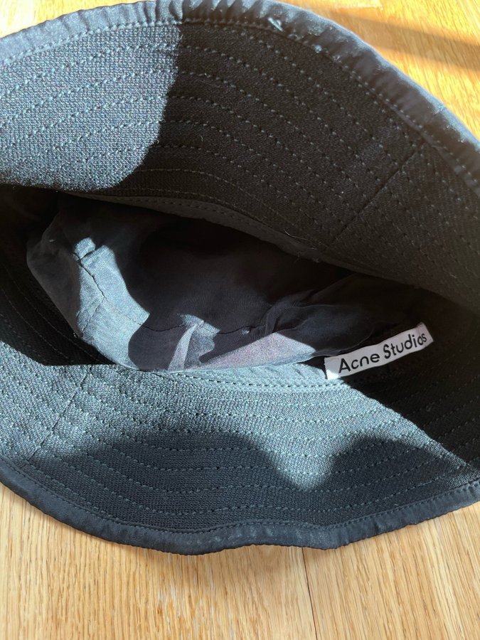 Acne Studios svart bucket hat-sample