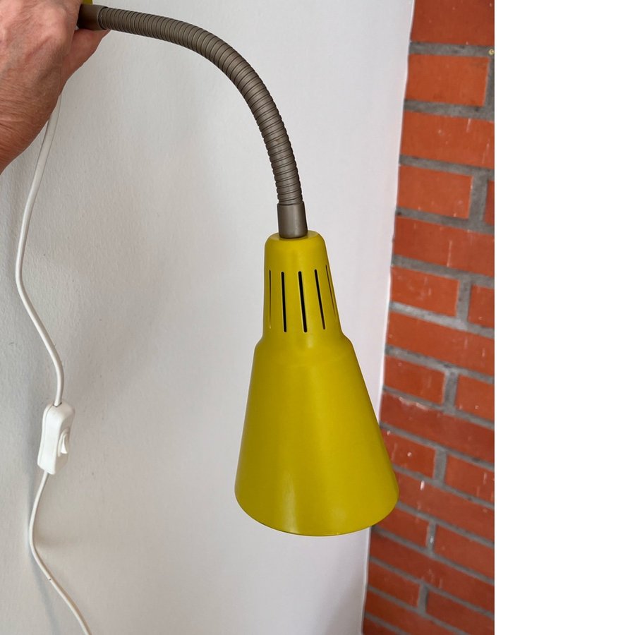 IKEA vintage lampa design Marianne Knut Högberg röd med glödlampa limegrön