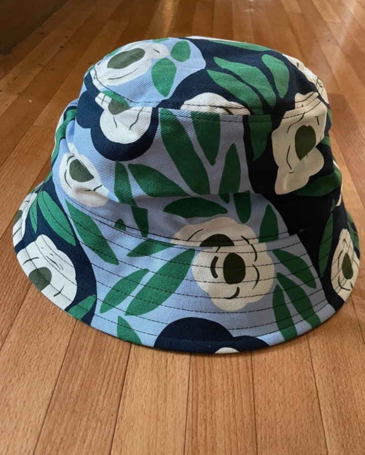 Marimekko x Uniqlo Ruukku blå grön blommig bucket hat hatt solhatt