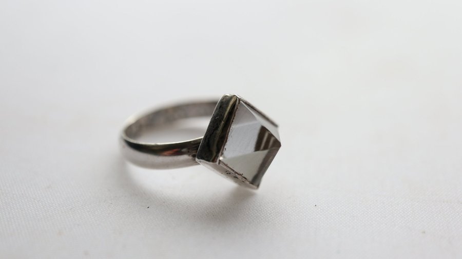 Bergkristall sten Unik Pyramidal Designer silver ring stämplat 925