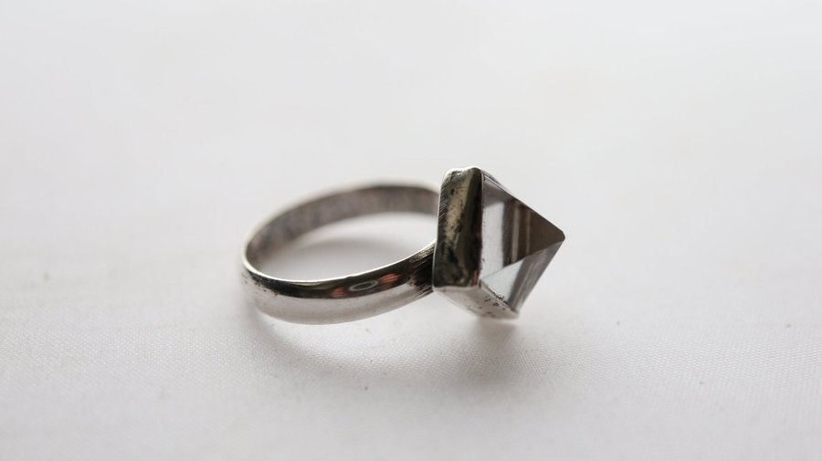 Bergkristall sten Unik Pyramidal Designer silver ring stämplat 925