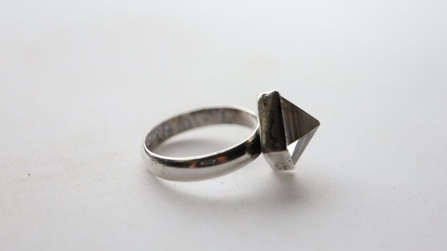 Bergkristall sten Unik Pyramidal Designer silver ring stämplat 925