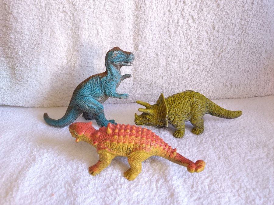 3 stycken dinosauriefigurer