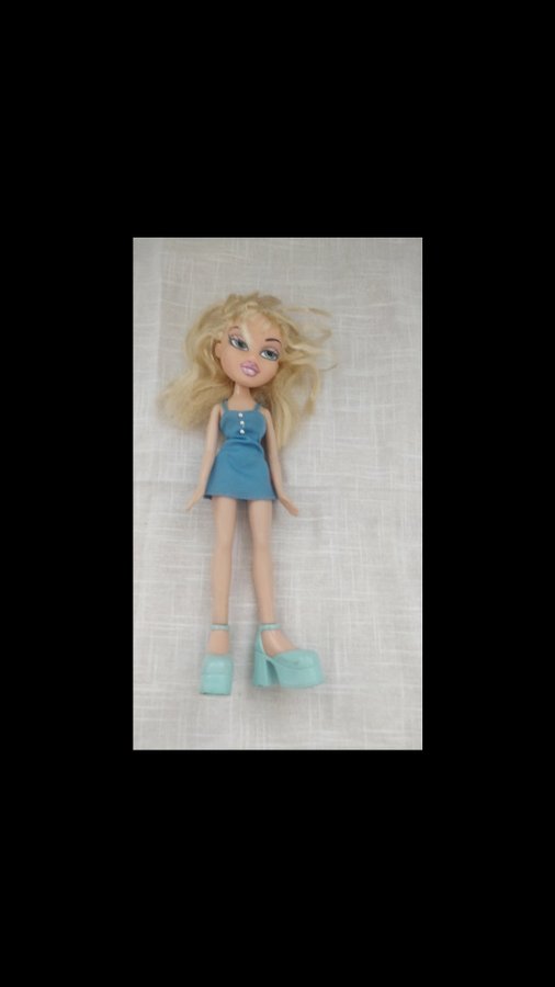 Bratz docka Cloe i blå klänning.