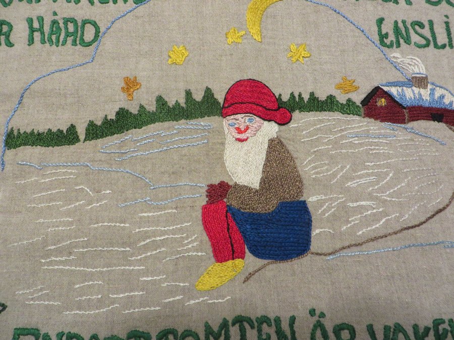 Gammal broderad bonad, tomte med tätt broderi, Midvinternattens köld är hård....