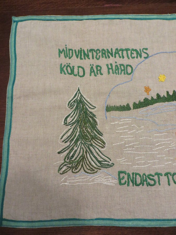 Gammal broderad bonad, tomte med tätt broderi, Midvinternattens köld är hård....