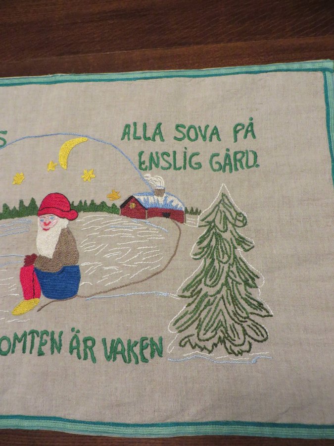 Gammal broderad bonad, tomte med tätt broderi, Midvinternattens köld är hård....