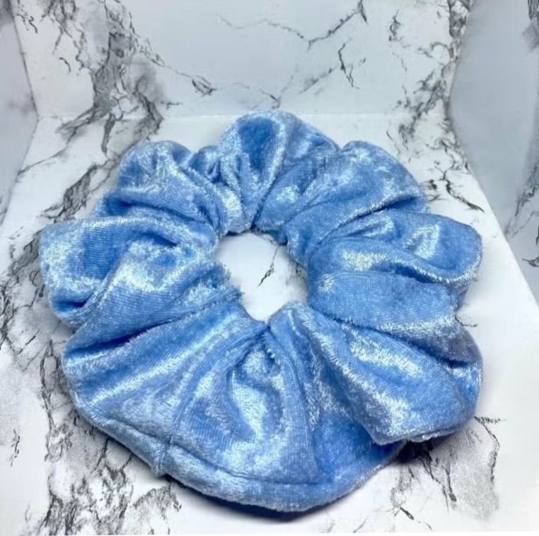 Pastell blå krossad sammet överdimensionerad Scrunchie från Enchanted Scrunch NY