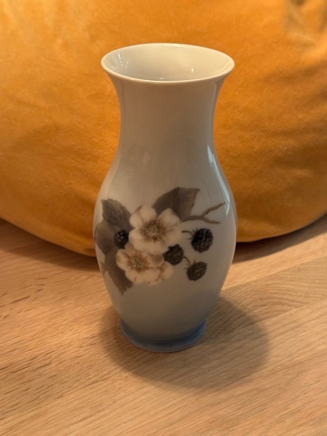 Vase i kongeligt porcelæn.