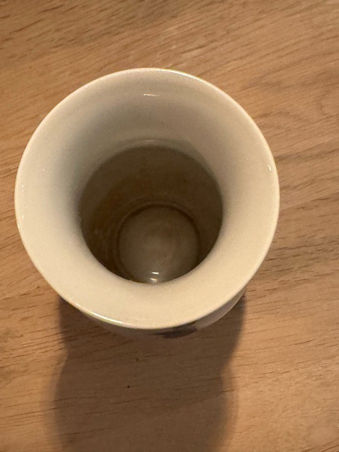 Vase i kongeligt porcelæn.