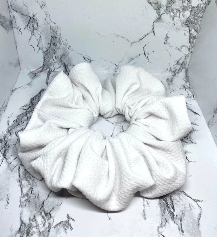 Vit överdimensionerad / XL Scrunchie med texturerat tyg Enchanted Scrunch NY