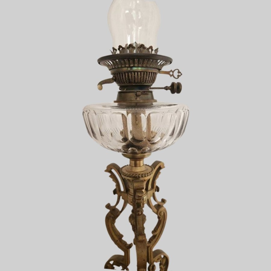 Mycket Fin, Fotogenlampa, Metallfot, Bemålad glaskupa, kristalloljehus, 1900-tal